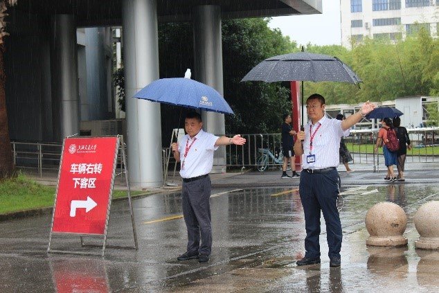 上海交通大学分别迎来了研究生新生和本