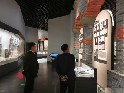 在展馆内