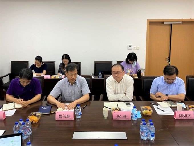 张国栋和全体支部委员及对口服务小组成