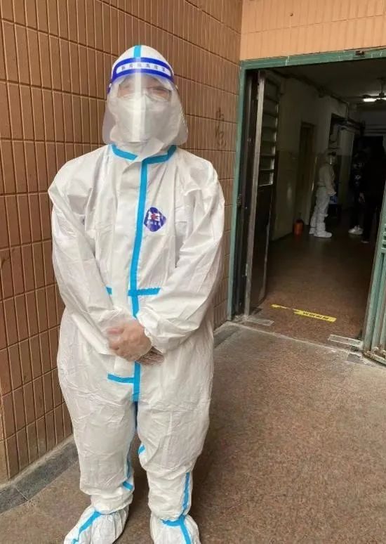 让鲜红的党旗飘扬在抗疫阵地最前沿