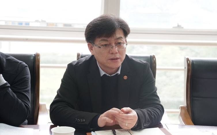 将“坚持以人民为中心”的发展思想落到
