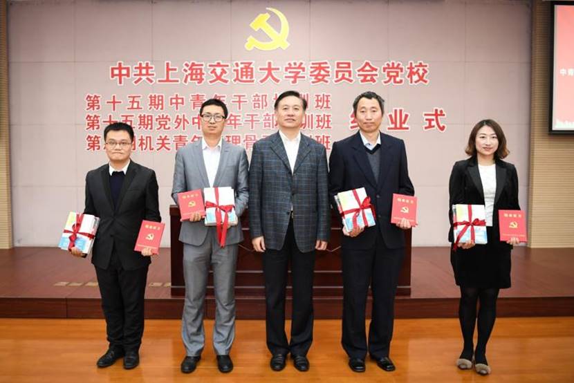 各培训班班主任及全体学员参加结业式