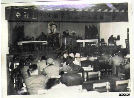 首任交大支部书记张永和（右）和支部成