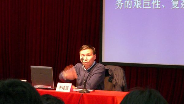 简短而隆重的开学典礼之后