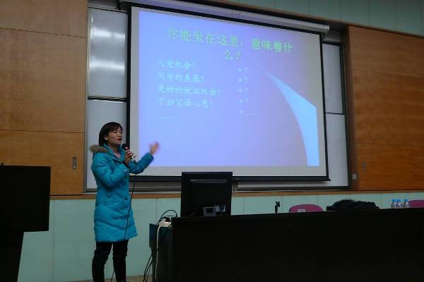 汪国琴老师深入浅出地与参加讲座的学员