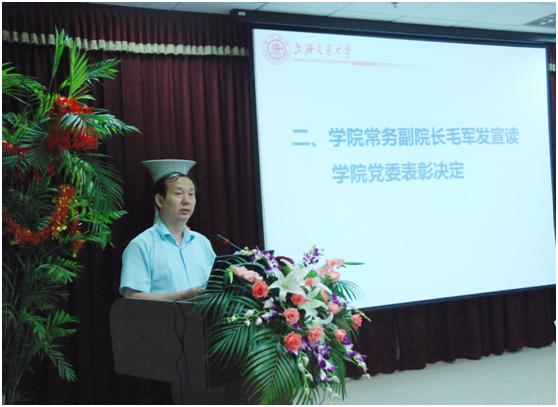 后勤员工踊跃收看十八大开幕式直播