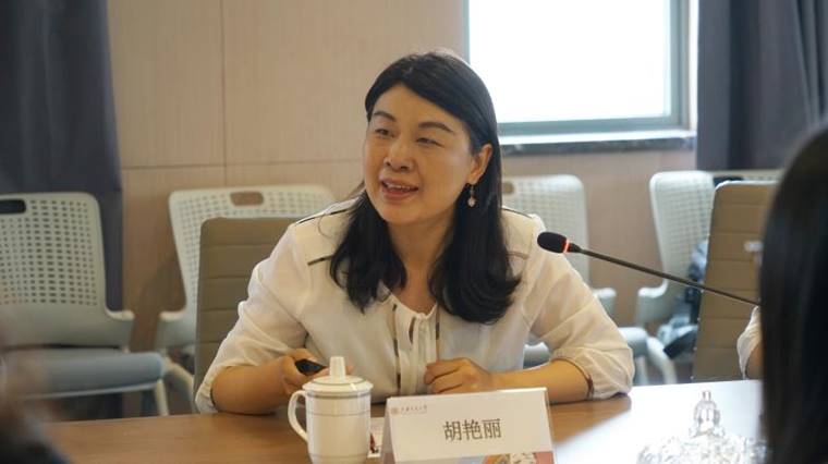 院长助理李佳