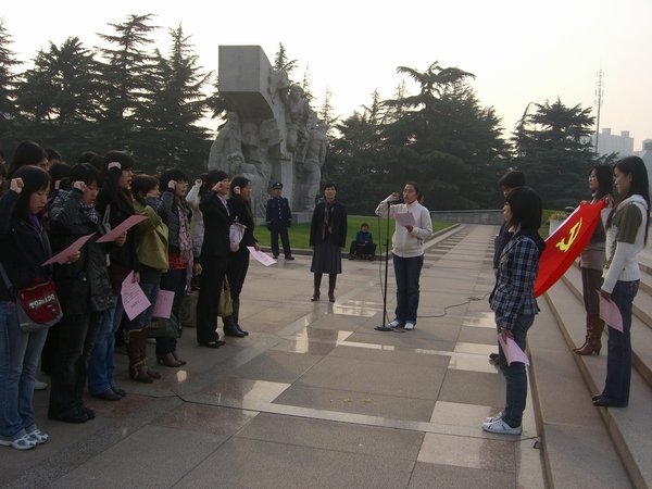 为了缅怀烈士