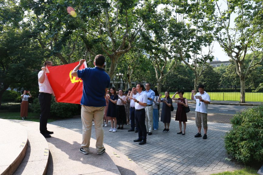 因此党支部书记蒋兴浩