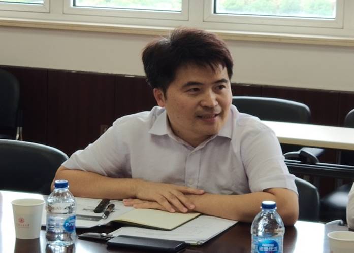 会议室围绕“爱国奋斗新时代