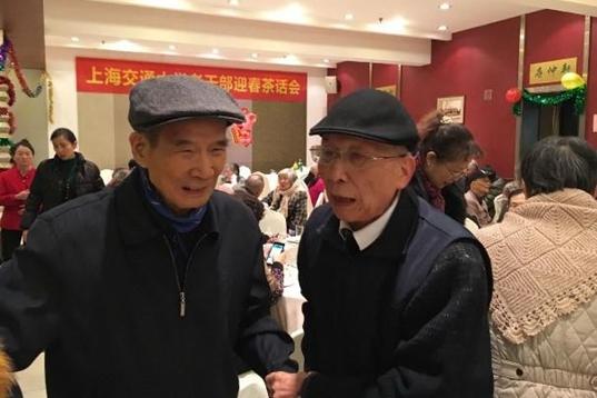 向老领导老同志们通报了大世界游戏官网