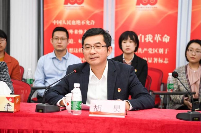 一行人首先来到了中国第一家汽轮机制造