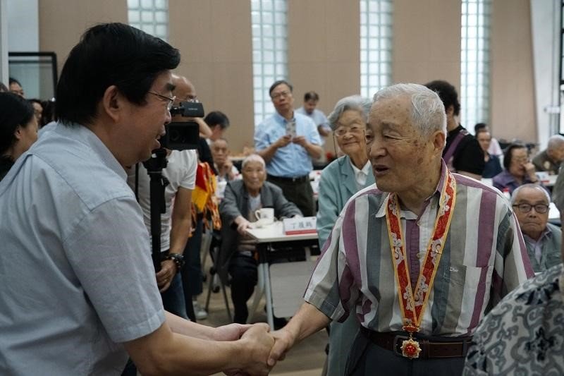 座谈会在庄严的国歌声中开始。