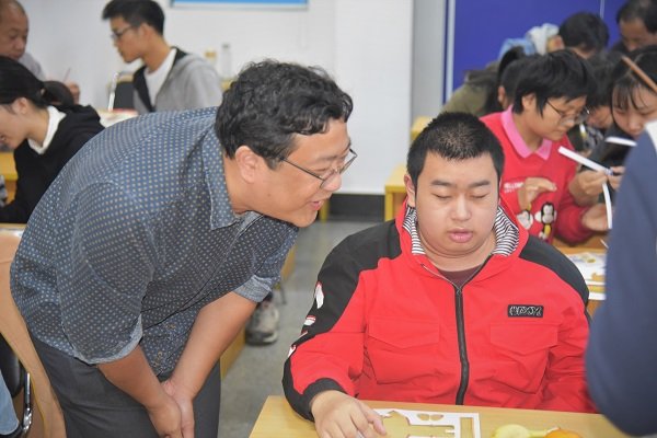 为“阳光之家”的学员们带去关爱与陪伴