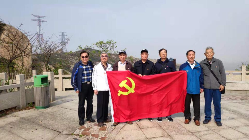 激励老党员们“退岗不褪色