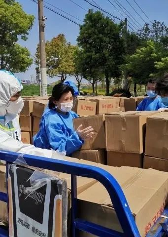 资产管理与实验室处的党员老师们积极响